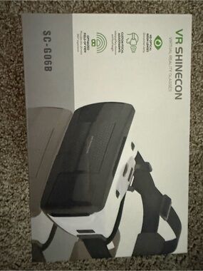 White & Black Smartphone VR Headset – Comfortable Immersive Viewing
